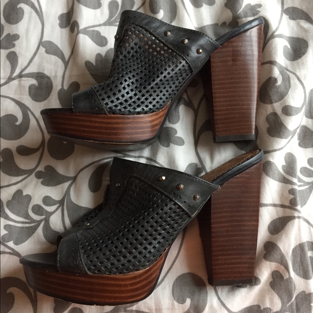 BLACK LEATHER SHOE ENVY HEELS